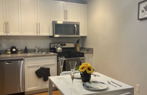 Norwalk Apartment | Modern studio with King bed -3 mins from downtown SONO