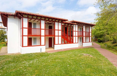 Behobie Apartment | Modern studio with pool and parking, near Basque corniche