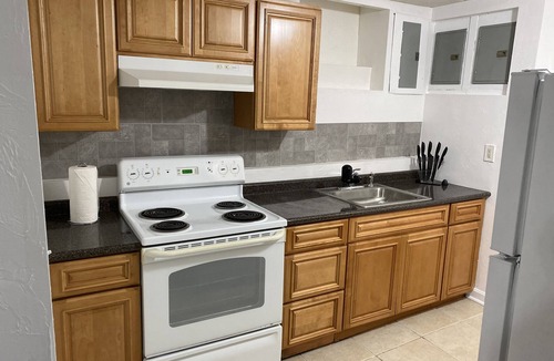 Metropolitan Hill - Beech Street Apartment | Modern Style Cozy Private Apt