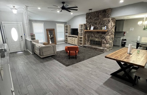 Southbelt/Ellington House | Modern style home! By hobby airport and Nasa. Full kitchen and strong WIFI .