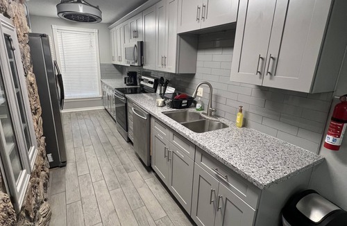 Southbelt/Ellington House | Modern style home! By hobby airport and Nasa. Full kitchen and strong WIFI .