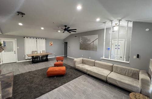 Southbelt/Ellington House | Modern style home! By hobby airport and Nasa. Full kitchen and strong WIFI .