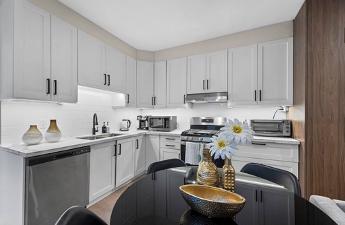 High Park North House | Modern Styled 2B/2B, Full kitchen, Laundry, Parking (paid)