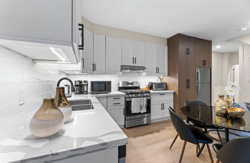 High Park North House | Modern Styled 2B/2B, Full kitchen, Laundry, Parking (paid)