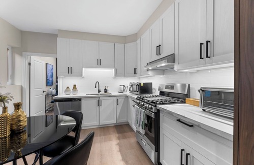 High Park North House | Modern Styled 2B/2B, Full kitchen, Laundry, Parking (paid)