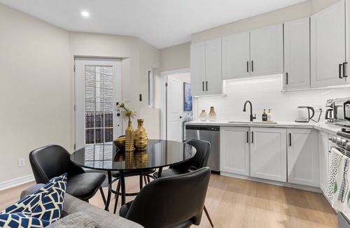 High Park North House | Modern Styled 2B/2B, Full kitchen, Laundry, Parking (paid)