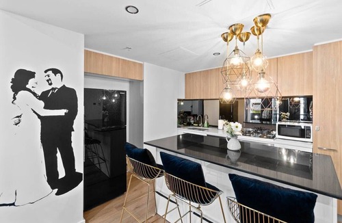 Adelaide Central Business District Apartment | Modern & Stylish 2BR Apt - CBD - Free Parking