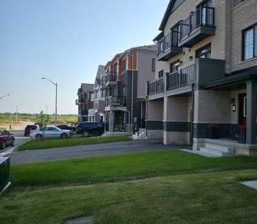 Caledonia House | Modern Stylish Cozy Home Balcony Wifi