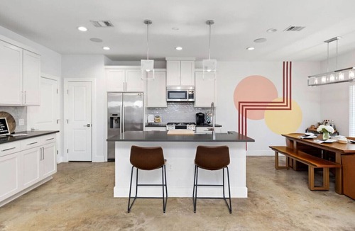 Rosewood Apartment | Modern Stylish Home - Near E. 6th St & Downtown