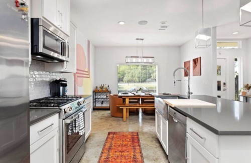 Rosewood Apartment | Modern Stylish Home - Near E. 6th St & Downtown