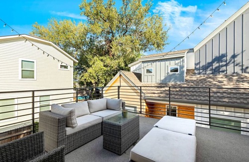 Rosewood Apartment | Modern Stylish Home - Near E. 6th St & Downtown