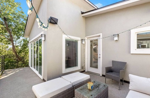 Rosewood Apartment | Modern Stylish Home - Near E. 6th St & Downtown