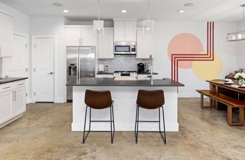 Rosewood House | Modern Stylish Home - Near E. 6th St & Downtown