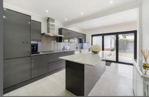 Emerson Park Apartment | Modern, Stylish, Immaculate Bungalow .