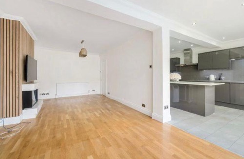 Emerson Park Apartment | Modern, Stylish, Immaculate Bungalow .