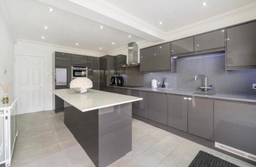 Emerson Park Apartment | Modern, Stylish, Immaculate Bungalow .