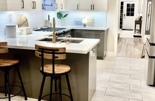 Stayner House | Modern, Stylish & New! Peaceful & Serene Location