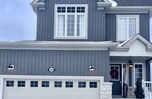 Stayner House | Modern, Stylish & New! Peaceful & Serene Location