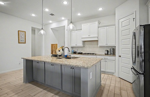 Manvel House | Modern Suburban Retreat Near Shopping & Parks