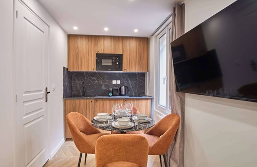 17th Arrondissement Apartment | Modern Suite Center of Paris Montmartre