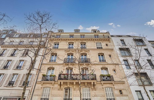 17th Arrondissement Apartment | Modern Suite Center of Paris Montmartre