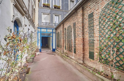 17th Arrondissement Apartment | Modern Suite Center of Paris Montmartre