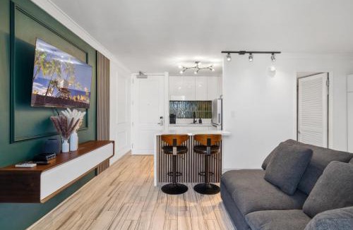 Waikiki Apartment | Modern Suite Free Parking View AC King Bed Kitchen