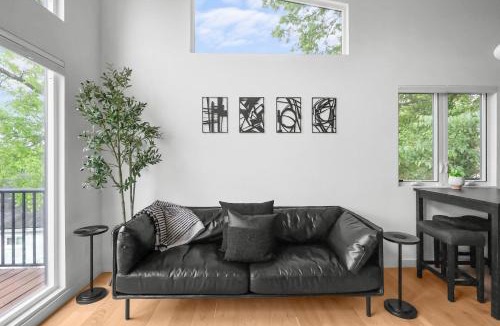 Downtown Apartment | Modern suite Mins from DT Raleigh Workspace