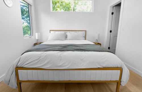 Downtown Apartment | Modern suite Mins from DT Raleigh Workspace