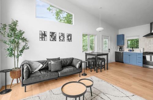 Downtown Apartment | Modern suite Mins from DT Raleigh Workspace