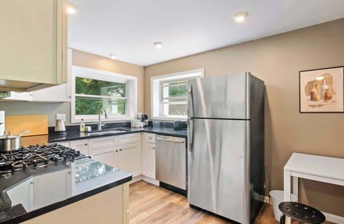 Port Crane Apartment | Modern Suite | Near BU, Hospitals & Downtown | NY