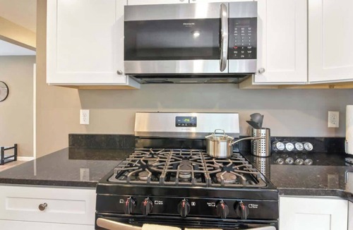 Port Crane Apartment | Modern Suite | Near BU, Hospitals & Downtown | NY