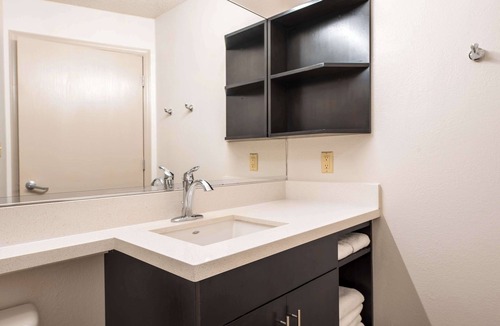 Fossil Creek Hotel | Modern Suite | Pet Friendly | Free Parking