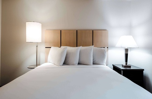 Fossil Creek Hotel | Modern Suite | Pet Friendly | Free Parking