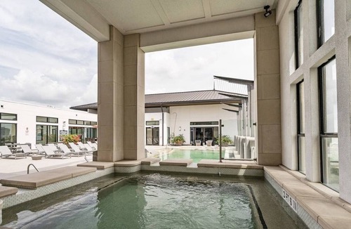 Greenway Plaza-Upper Kirby Apartment | Modern Suite + Pool + Gym