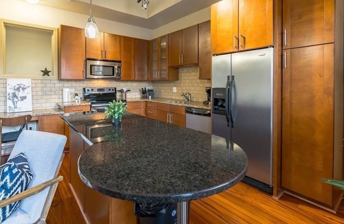 Greenway Plaza-Upper Kirby Apartment | Modern Suite + Pool + Gym