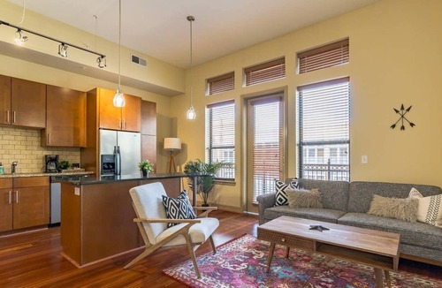 Greenway Plaza-Upper Kirby Apartment | Modern Suite + Pool + Gym