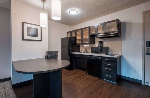 Fossil Creek Apartment | Modern Suite | Queen Bed | Kitchenette