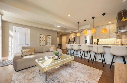 Pickering Apartment | Modern Suite, Sleeps 6, Private Entry,Free Parking, 40 min to Downtown Toronto .