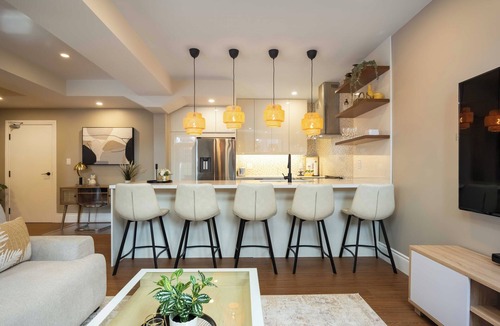 Pickering Apartment | Modern Suite, Sleeps 6, Private Entry,Free Parking, 40 min to Downtown Toronto .