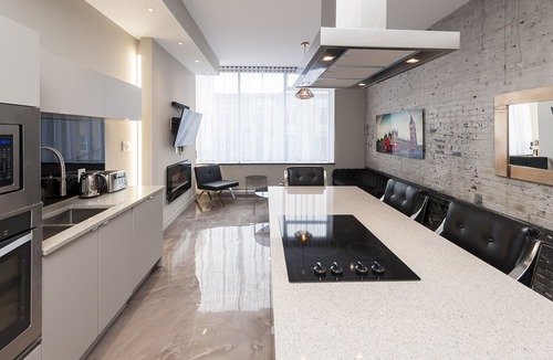 Milton Park Apartment | Modern Suite: Steps from Place des Arts