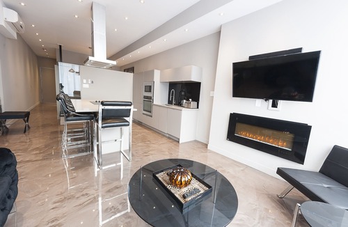 Milton Park Apartment | Modern Suite: Steps from Place des Arts