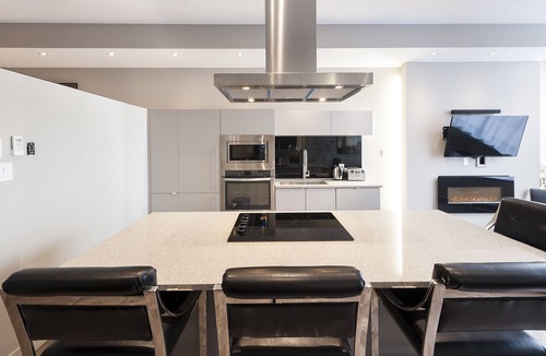 Milton Park Apartment | Modern Suite: Steps from Place des Arts