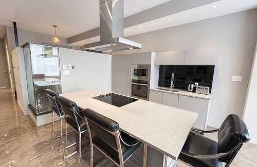 Milton Park Apartment | Modern Suite: Steps from Place des Arts