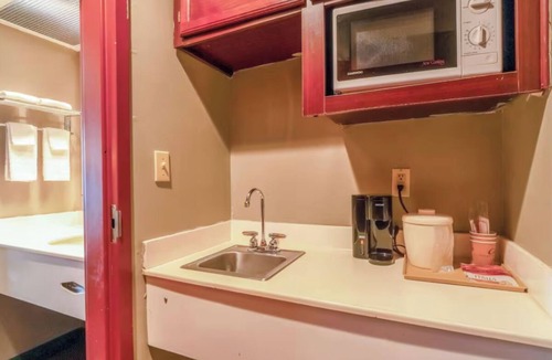 Jonesboro Hotel | Modern Suite w/2 Queens | Near Arkansas State Univ & Downtown Jonesboro