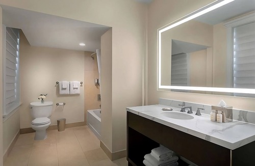 Central West End Hotel | Modern Suite w/Living & Dining Areas! Pets Allowed! W/Parking, Pool & Cinema!