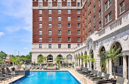 Central West End Hotel | Modern Suite w/Living & Dining Areas! Pets Allowed! W/Parking, Pool & Cinema!