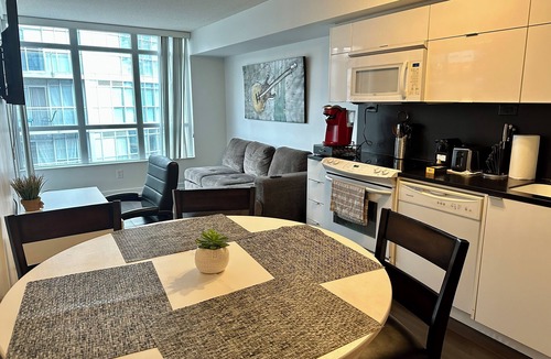 Bathurst Quay Apartment | Modern Suite with King Bed