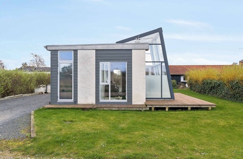 Frolunde House | Modern summer house with fantastic skylight