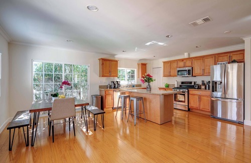 Encino House | *Modern, Sunny, Great Location- Pool/BBQ/Firepit!*